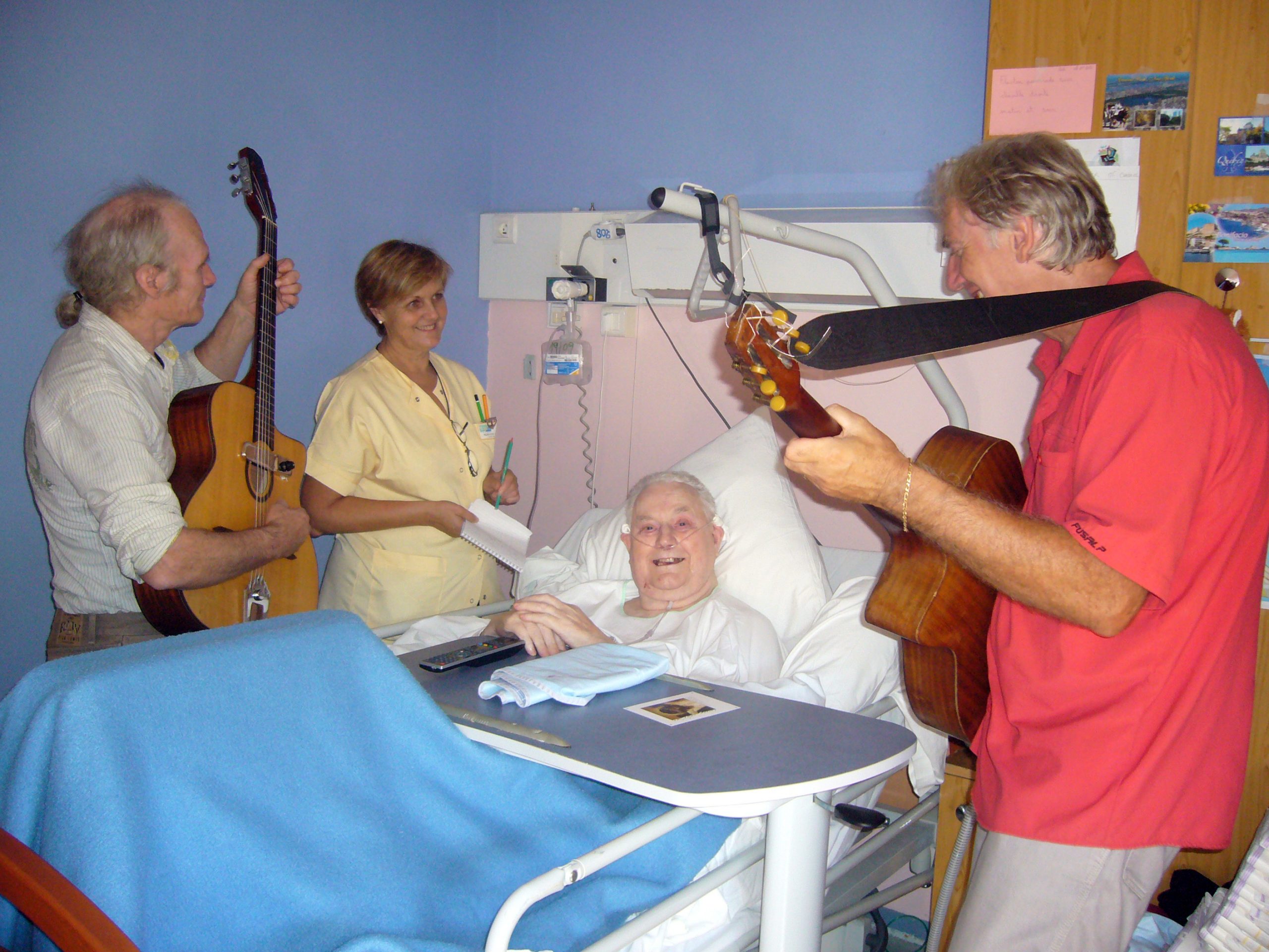 Des musiciens de l'association Phonambule en déambulation gériatrie 
