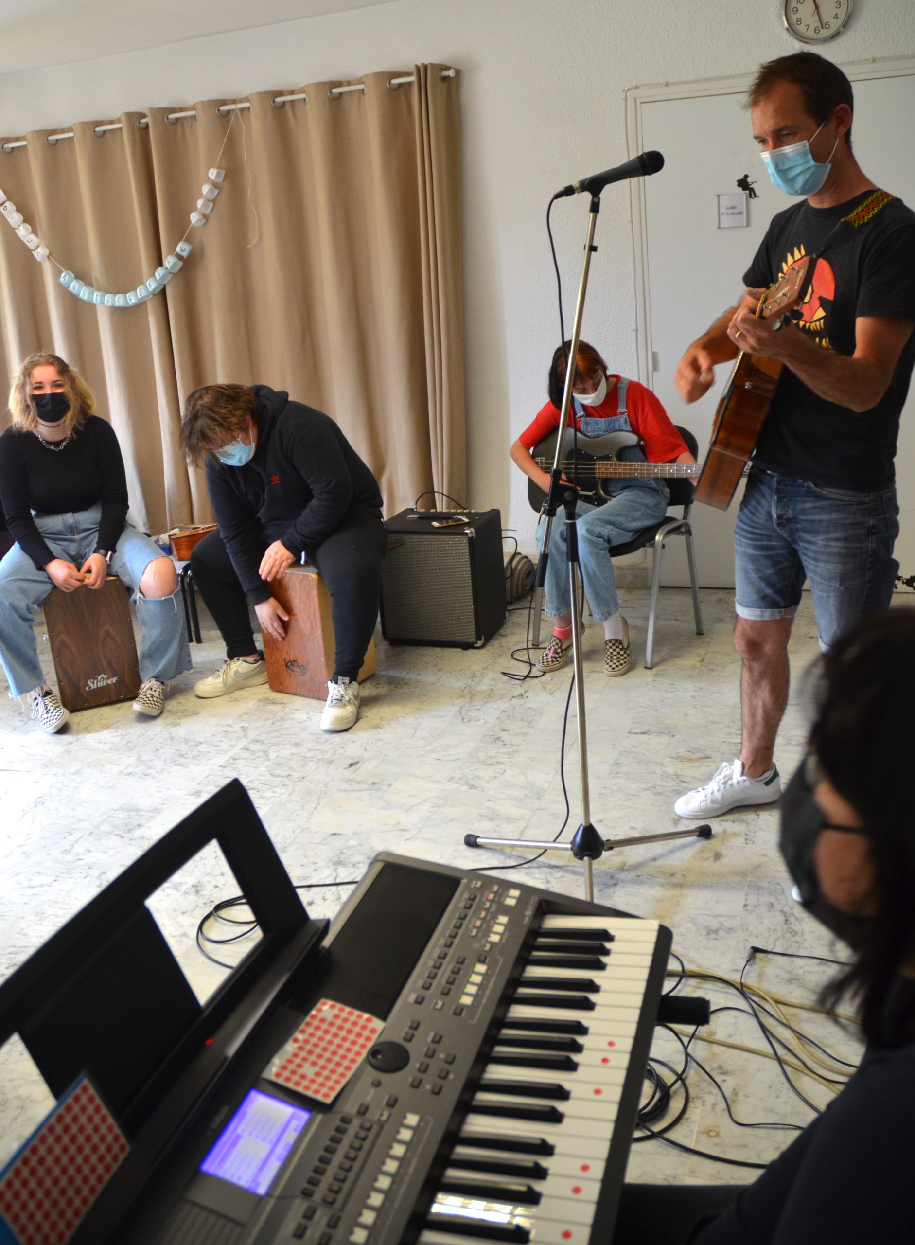Des musiciens de l'association Phonambule en déambulation en Pédopsy